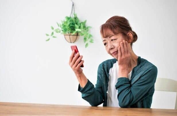 「職場の若い人にスマホのことを聞くのはそんなに迷惑？」50代女性の投稿が大炎上！「ショップに行けよ」「教室に通ったら」と怒りの声殺到