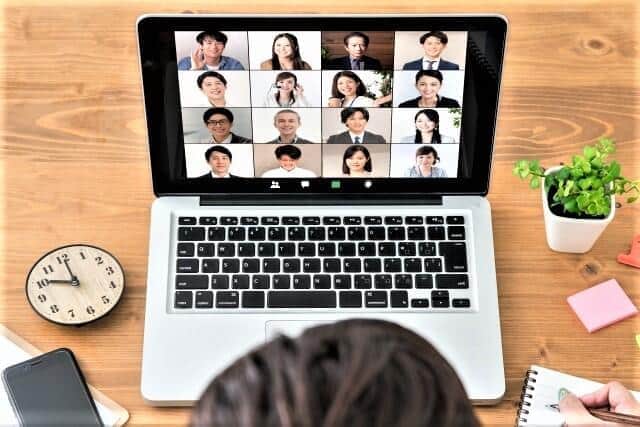 フリーランス仲間は情報交換が盛んだ（写真はイメージ）