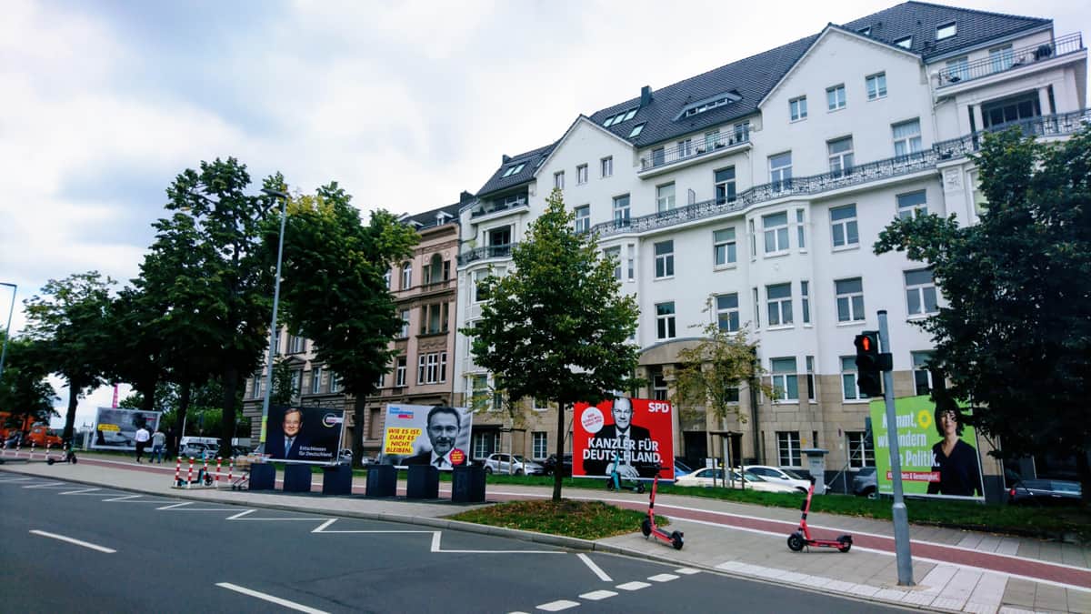 2021年ドイツ総選挙の大型ポスター。運転中の有権者にアピールするため交通量の多い通り沿いに設置される。ドイツでは街宣車での選挙運動は見たことがない。
