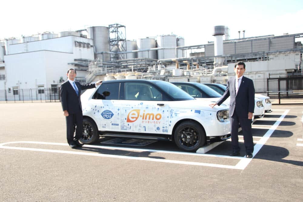 サツマイモ発電の電力で走る社用車「サツマイモEV e-imo」（写真は、左から江夏拓三専務、江夏順行社長）