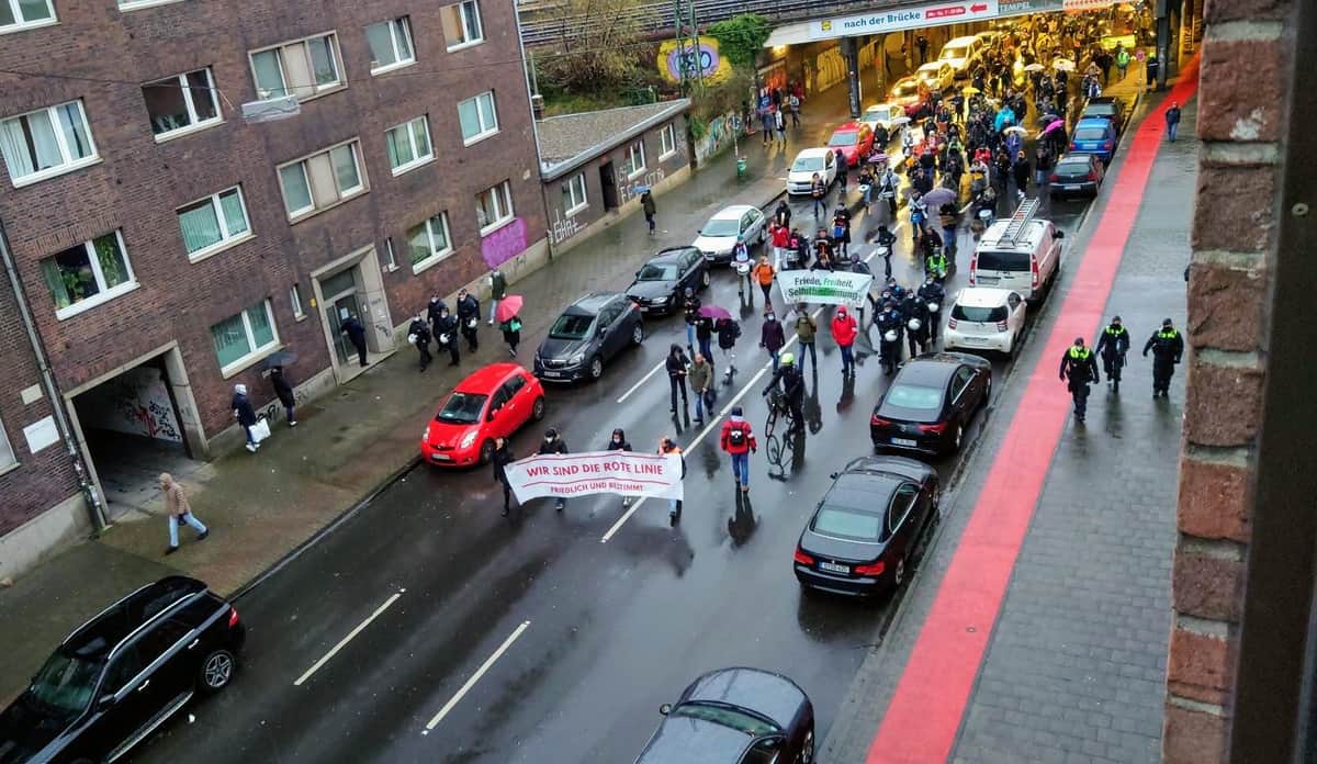 デュッセルドルフで毎週土曜日に行われているデモ。毎回、約5000~7000人が参加