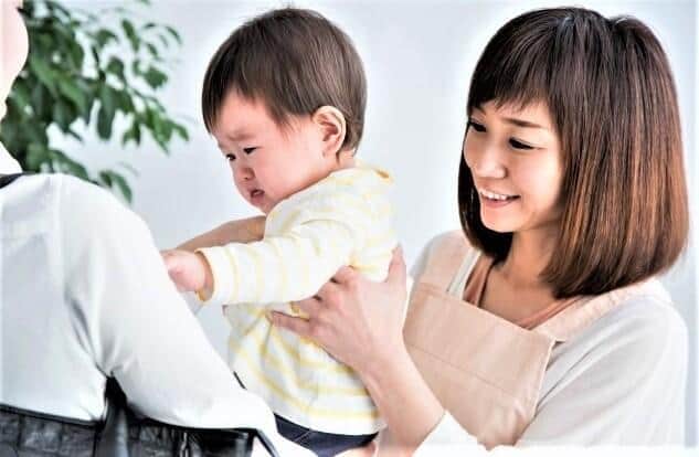 保育園の送り迎えもギリギリの時間で大変だ（写真はイメージ）