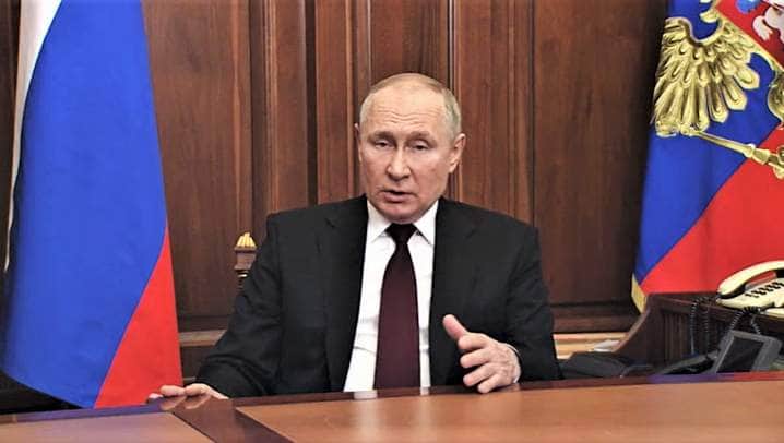 ウクライナ東部2地域の「独立」を承認した、と発表するロシアのプーチン大統領（2月21日、ロシア大統領府の公式サイト動画より）