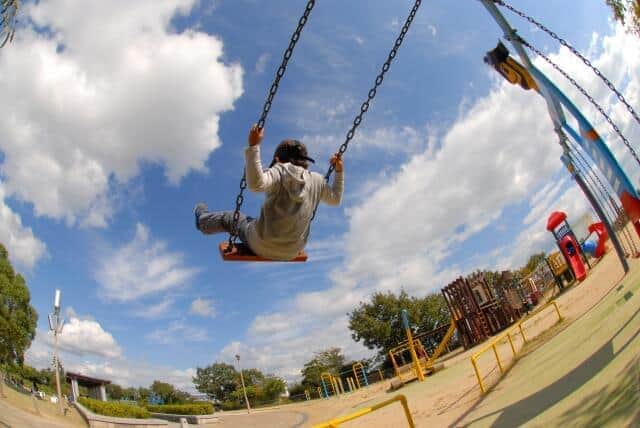 子どもたちと公園で遊んでくれるパパはありがたい（写真はイメージ）
