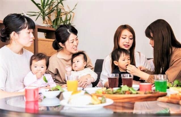 ママ友と相談できる女性に比べ、パパ友が少ない育休男性は孤独だ（写真はイメージ）