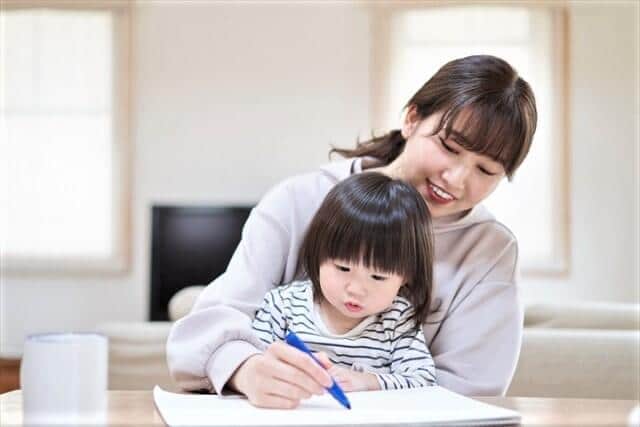 子どもの学力や学歴は「教育費次第で決まる」6割超の親が実感