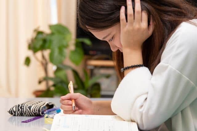 資格だって継続的な勉強が必要です（写真はイメージ）