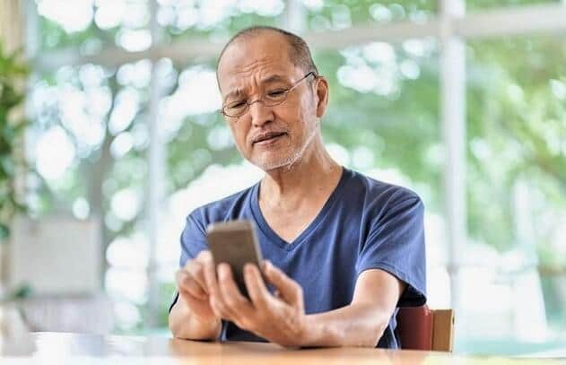 ガラケーからスマホに替えたという人も（写真はイメージ）