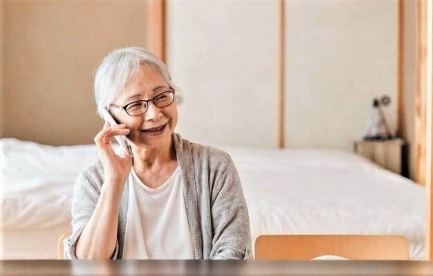 スマホに換えてよかった～、という人も（写真はイメージ）