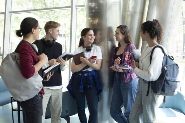 日本への外国人留学生、2年連続減...背景に新型コロナ 日本の魅力低下でなければよいが（鷲尾香一）