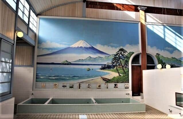 銭湯の定番の「富士山と海」（写真はイメージ）