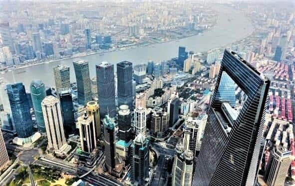 ロックダウンが１か月続く上海の高層ビル群（写真はイメージ）