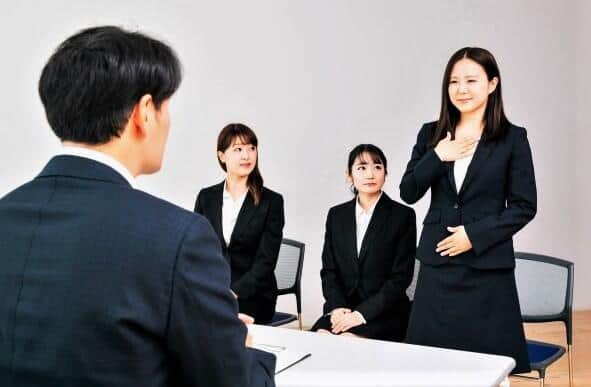 面接試験を受ける就活生たち（写真はイメージ）