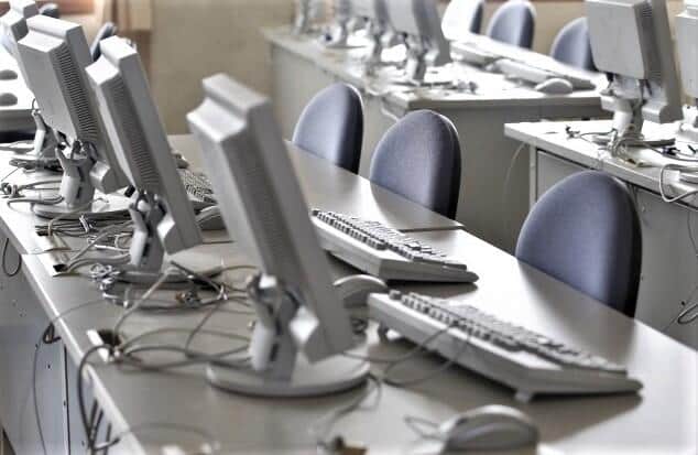 同じ課の隣同士でメールする？しない？（写真はイメージ）