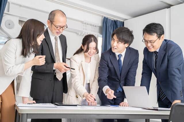 職場にはいろいろな年代、考え方の人がいる（写真はイメージ）