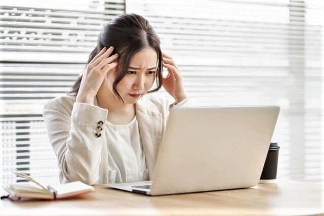 「同じ課なのにメールで連絡」...これは失礼？普通？ 女性の投稿に「効率の問題」「対話は必要」賛否激論 専門家の裁定は？（2）