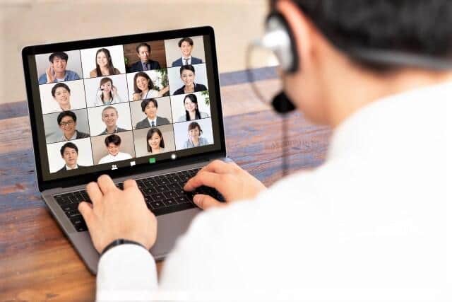 「同じ課なのにメールで連絡」...これは失礼？普通？ 女性の投稿に「効率の問題」「対話は必要」賛否激論 専門家の裁定は？（3）