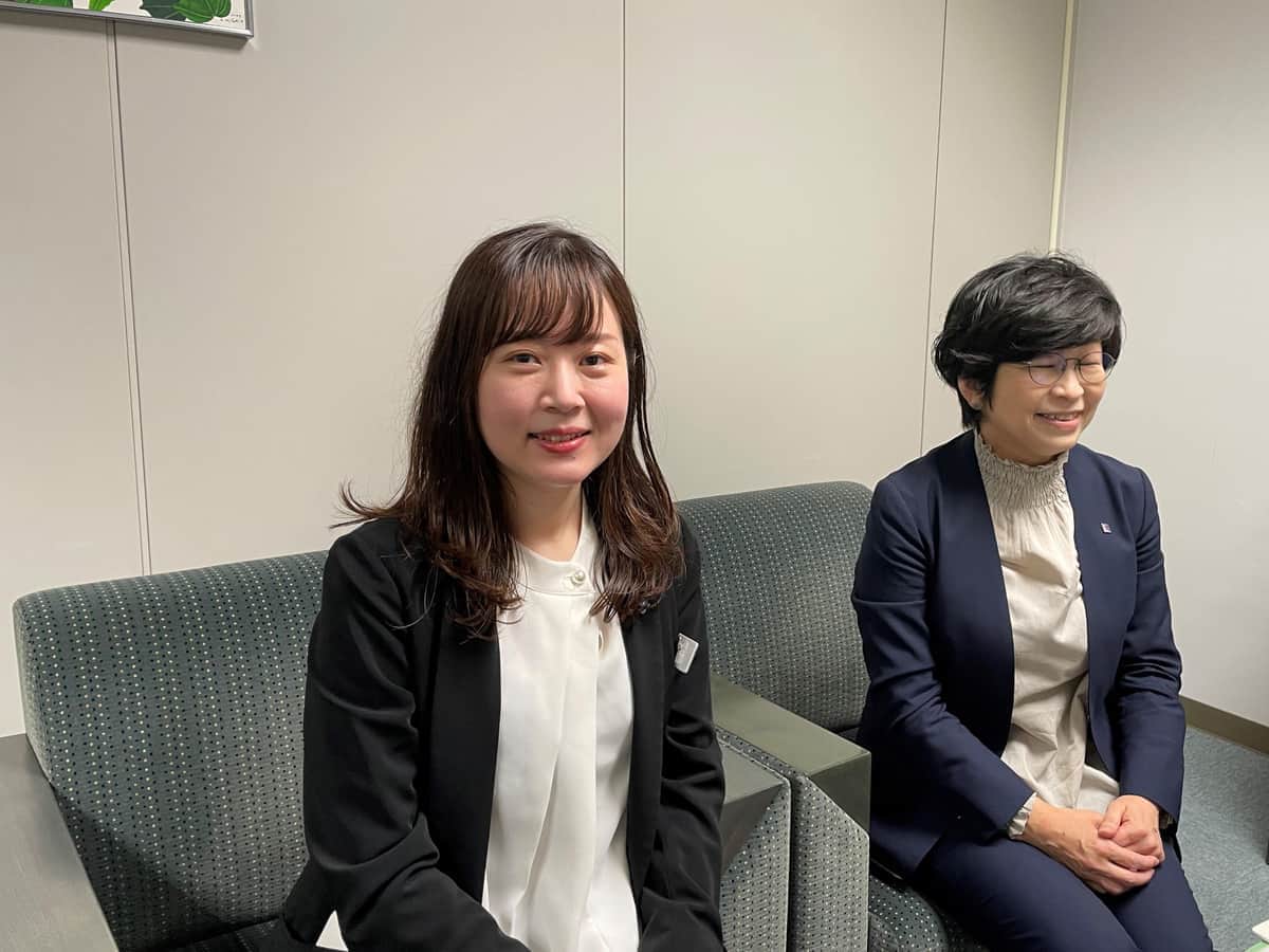 「何事に対してもやってみよう」と思う人と一緒に働きたい（写真は、牧野早希さんと髙須優子さん）