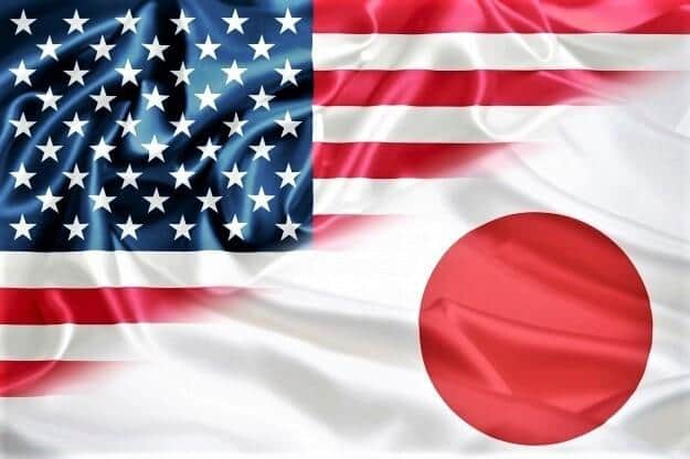米国の株価下落に引きずられ日本株も大幅下落（両国の国旗のイメージ）