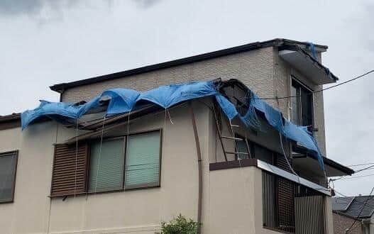 台風の被害を受けた屋根