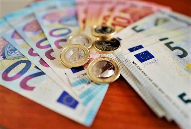 どんどん安くなるユーロ紙幣と硬貨（写真はイメージ）