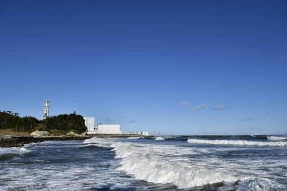 海から臨む福島第一原子力発電所