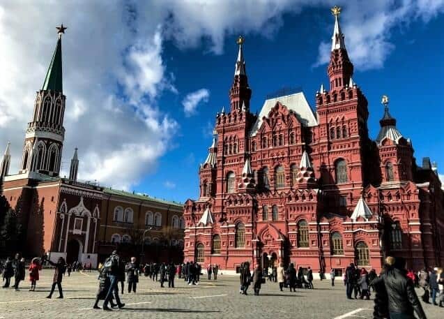 モスクワの赤の広場。経済制裁は市民に効いているのか？