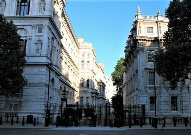 英国の行政機関が並ぶロンドン・ダウニング街