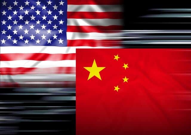 米中の経済対立（米国と中国の国旗）