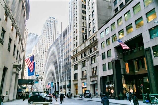 ウォール街また衝撃！「景気後退やむなし！」パウエル議長、高金利長期化宣言に株価下落...エコノミストが指摘「次の注目は世界経済の悪化」