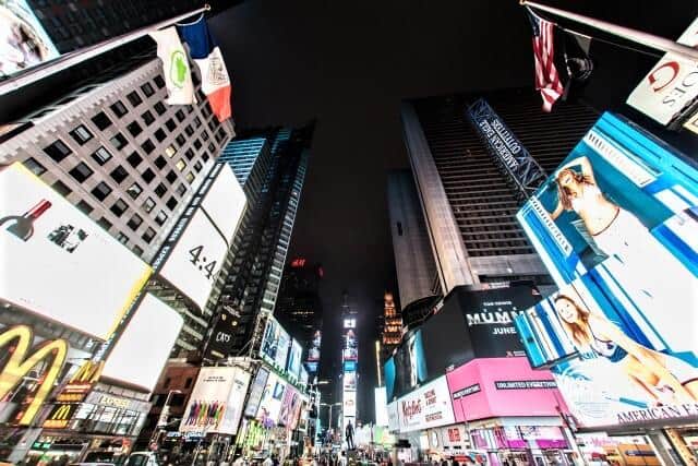 景気減速が忍び寄るニューヨークのタイムズスクエア