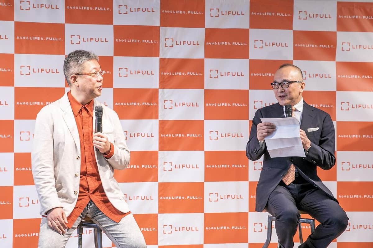 「住みたい街トークセッション」を盛り上げた中山さんと、山田五郎さん（左から）