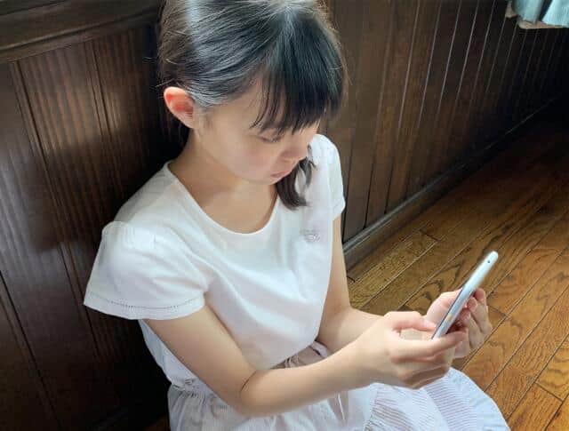 女子のほうがスマホ所有率は高い（写真はイメージ）