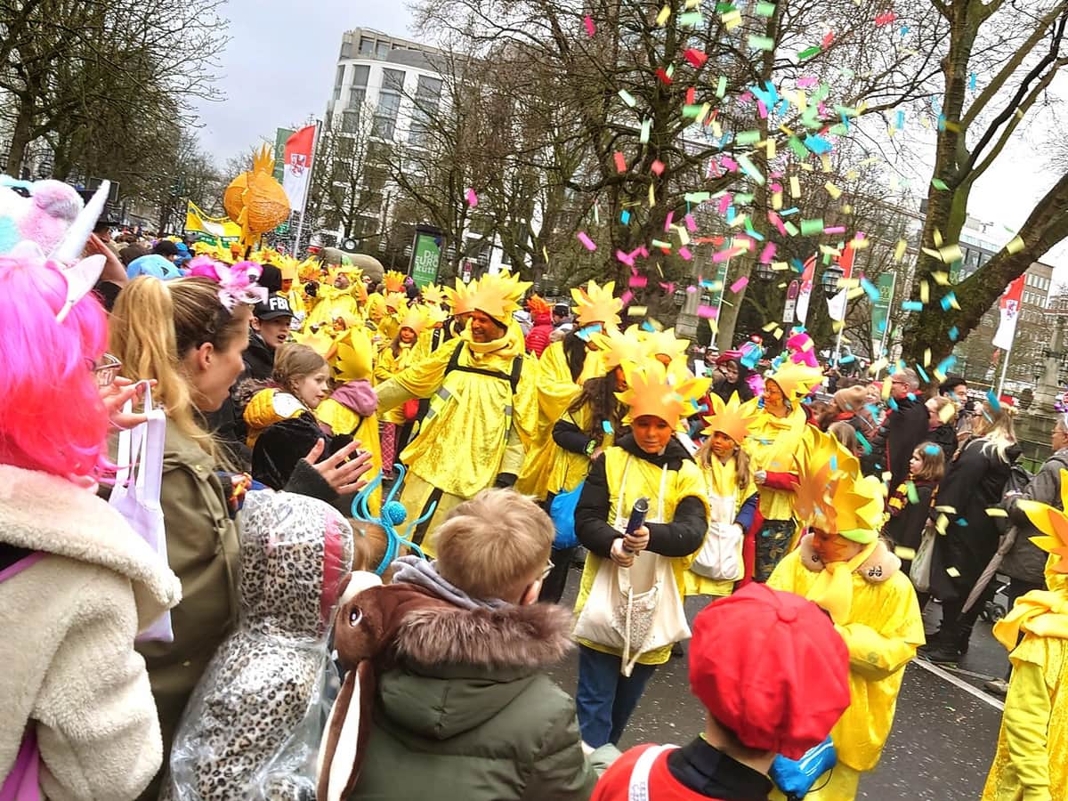 2月下旬にはカーニバルを祝ったドイツ。子どものためのカーニバルのパレードの日には、地元の学校に通う生徒たちが仮装して練り歩いた