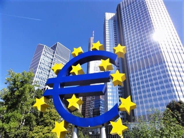 欧州中央銀行（ECB）の本部（手前はユーロのマーク）