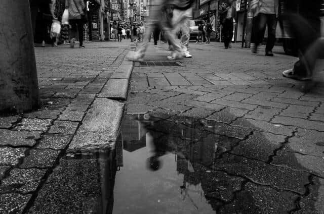 孤独をむしばむものは？　配偶者の有無、世帯年収、「ゆとり」ある暮らし向きが影響...内閣官房調査（鷲尾香一）