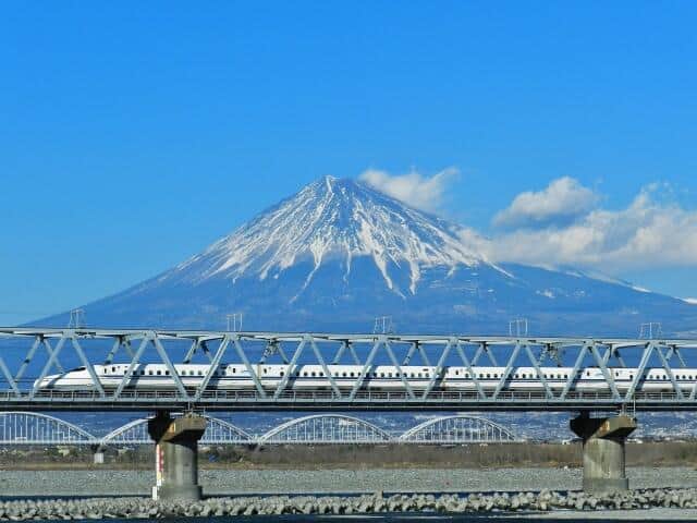 東海道新幹線の「自動運転試験」公開　誤差たった2秒、停止位置のズレわずか9ミリ　近い将来、新幹線は運転士不在に！？