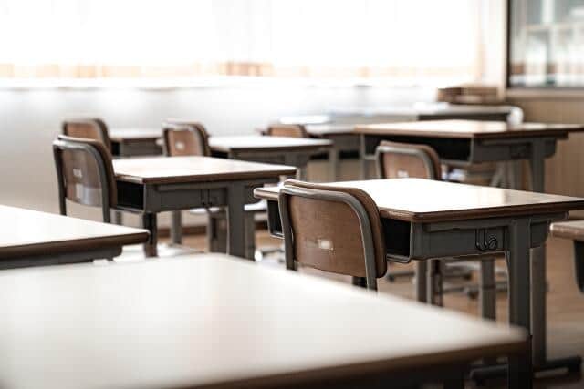 小中学校教師の「働き方改革」進んでいるのか？　一見、在校時間は減少傾向にあるが...（鷲尾香一）