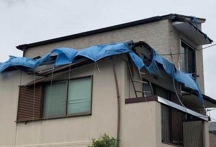 地震で壊れた屋根に高額のブルーシートを売りつける（写真はイメージ）