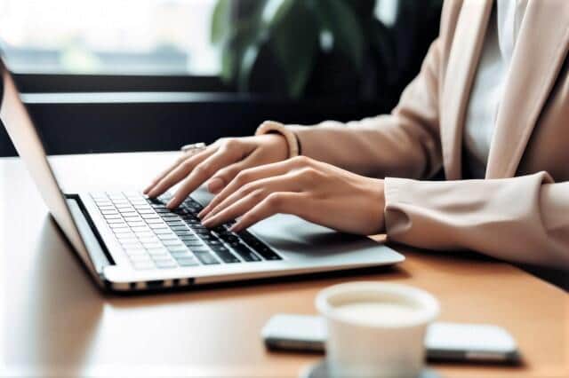 パソコンで作業をする女性（写真はイメージ）