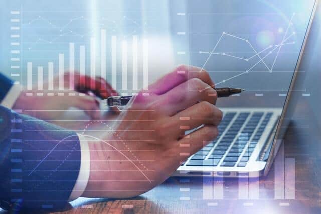 日本企業の生成AI活用率は9％、検討も含めると6割が前向き...でも、「利用の社内ルールなし」が7倍！「イメージが湧きにくい」と困惑する企業4割