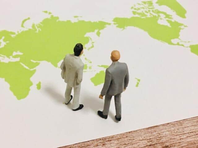 外国人従業員3割以上の企業はわずか4％... 54％の中小企業「社内で外国語が話せる人」は1割ほど