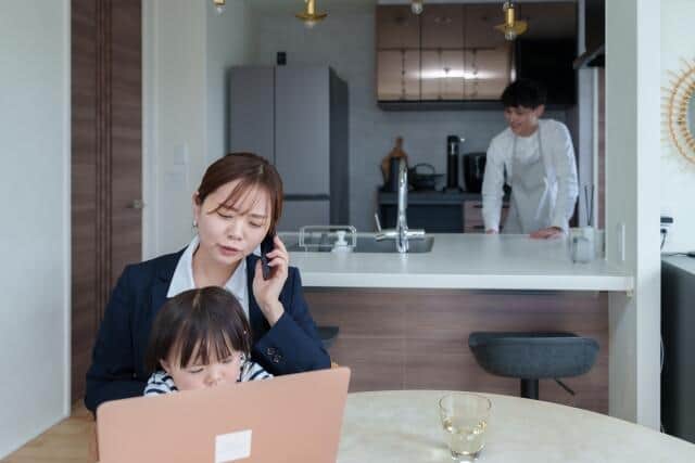 共働き世帯で「家計が苦しい人」の世帯収入711.9万円、「家計が苦しくない」人の世帯収入878.2万　マイナビ調査