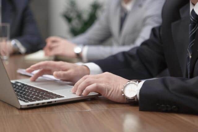 65歳以上シニアの就業調査...希望の職種で働くことができない理由　3位「スキル・経験不足」、2位「応募できる企業が少ない」、1位は？