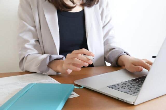 プレシニア社員の仕事のモチベーション調査...会社に求めたいこと最多は「見合った評価や報酬が得られる制度の導入」