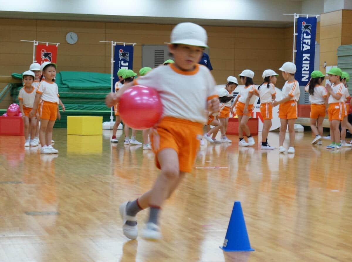 キリン＆日本サッカー協会、「屋内運動プログラム」開発　約20人の園児が実践、先生も「指導しやすかった」