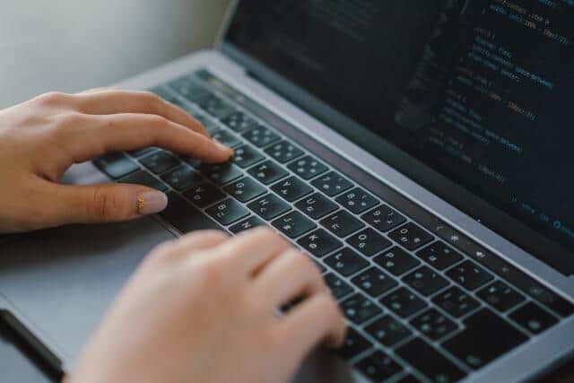 リモート勤務制度、就活で重視するか？　「最優先ではないが重視」42.9％、「最優先で重視」11.4％　学情調査