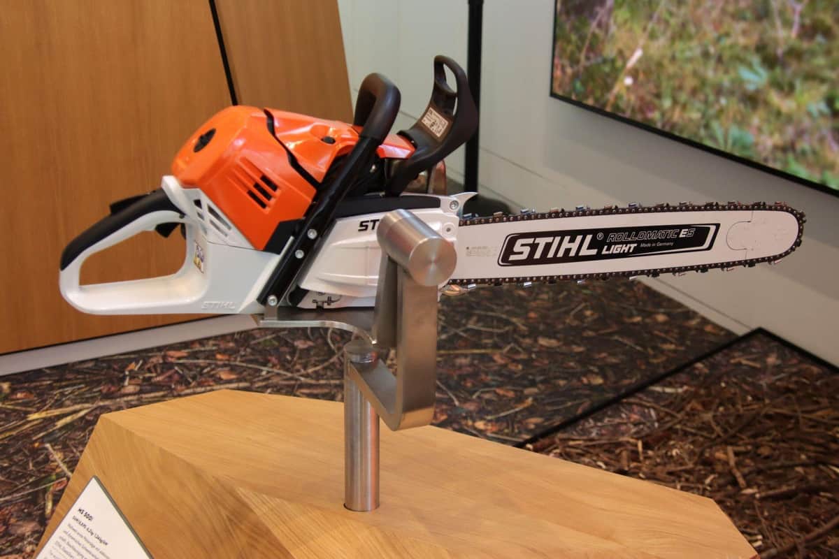 現代のチェーンソーも展示されていた