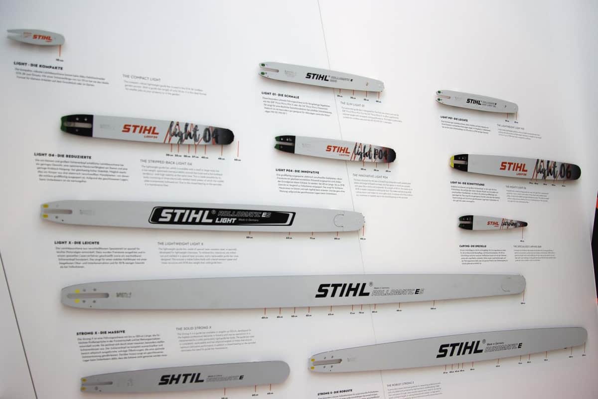 チェーンソーのパーツ「ガイドバー」だけを展示したコーナー