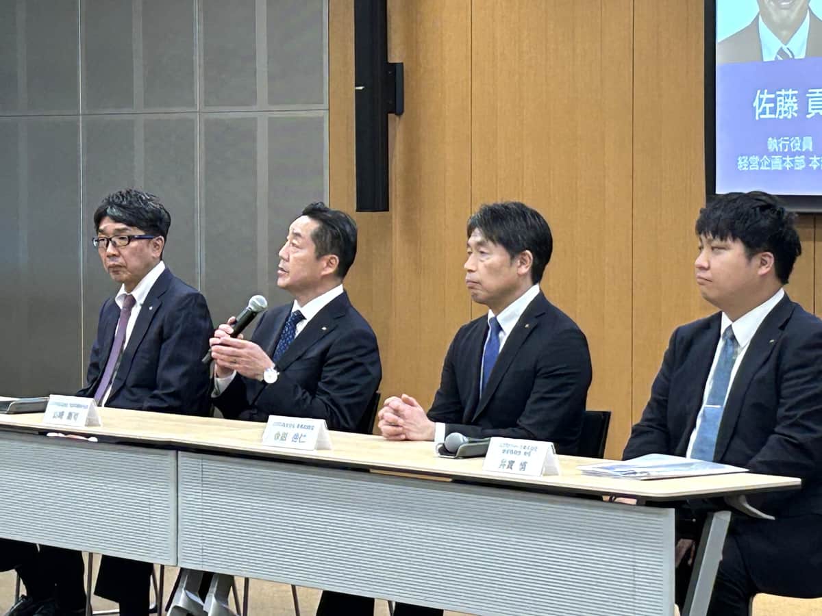 ニプロ 執行役員・佐藤貢氏、代表取締役社長・山崎剛司氏、専務取締役・余語岳仁氏、ニプロファーマ 経営戦略部・井實慎氏（左から）